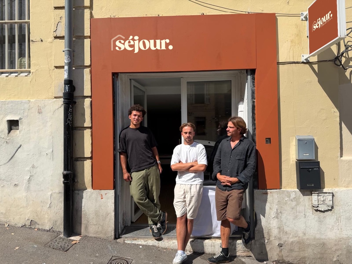 Louis, Joseph et Mathieu devant l'agence Séjour Conciergerie