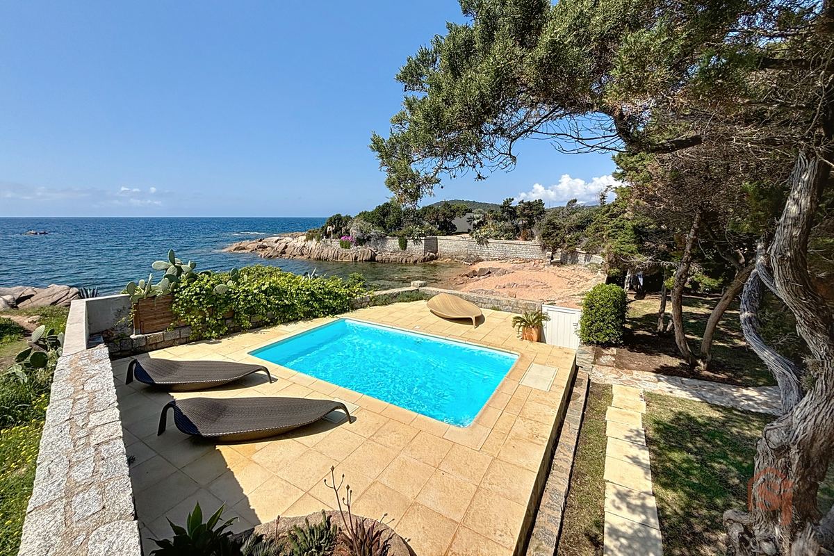 Villa avec piscine en bord de mer, gérée en location courte durée par Séjour Conciergerie.