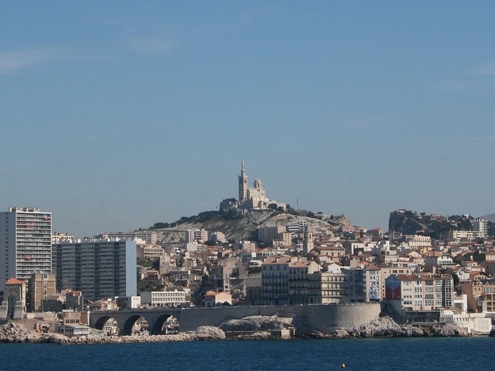 Marseille vue depuis la mer, avec Notre-Dame-de-la-Garde, où est née notre conciergerie